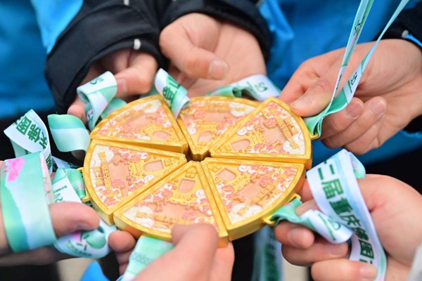 獨具特色的比賽獎牌?；顒臃焦﹫D