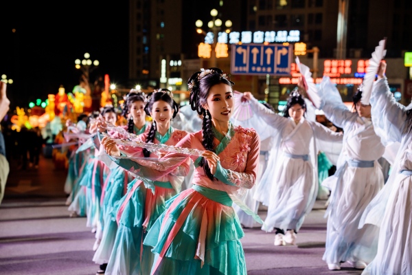 廟會巡游中精彩瞬間。周勇攝