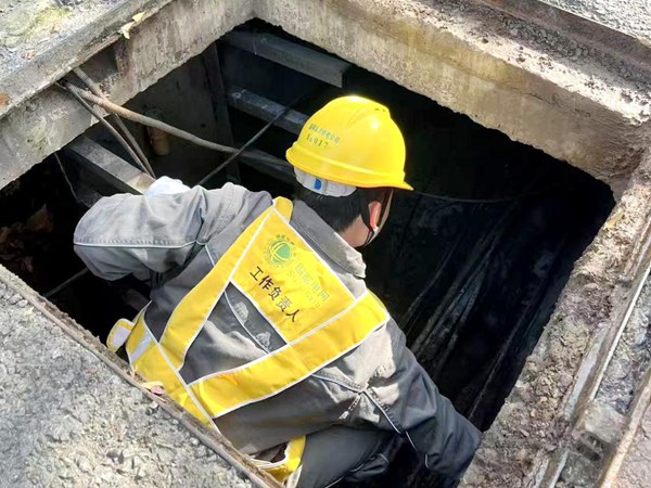 電力人員在公用管溝里勘查。國網重慶永川供電公司供圖