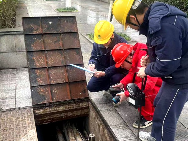 聯合工作組利用儀器測試公用管溝運行情況。國網重慶永川供電公司供圖