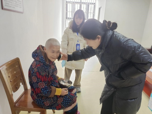 秦某與二姐通電話。渝北區民政局供圖