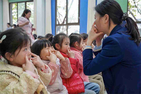 志愿者教孩子們正確學習眼保健操。重慶南坪愛爾眼科醫院供圖