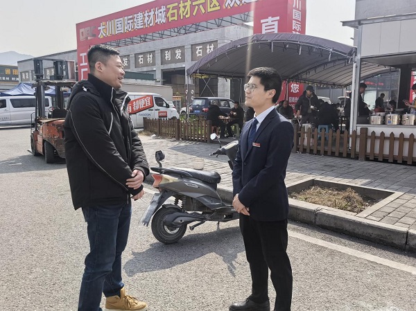 重慶農商行沙坪壩支行客戶經理李林坤（右）與重慶國際物流樞紐園區建設有限責任公司大川項目負責人張博（左）在大川國際建材城現場考察項目。重慶農商行供圖