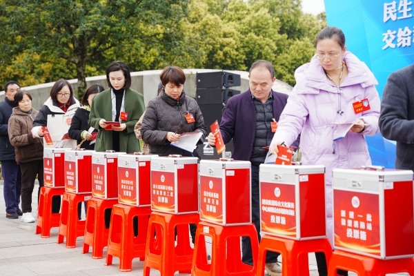 區人大代表、街道議事代表對報賬事項進行評議?；嘏d街道供圖