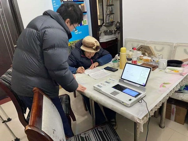 主動上門為客戶服務。浦發銀行重慶分行供圖