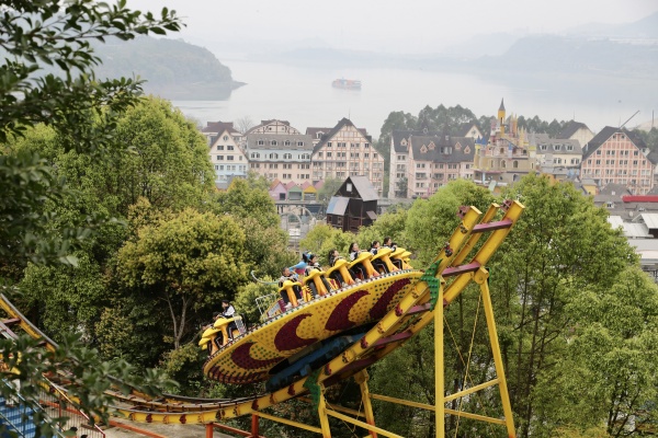 學生們體驗游樂設施。景區供圖