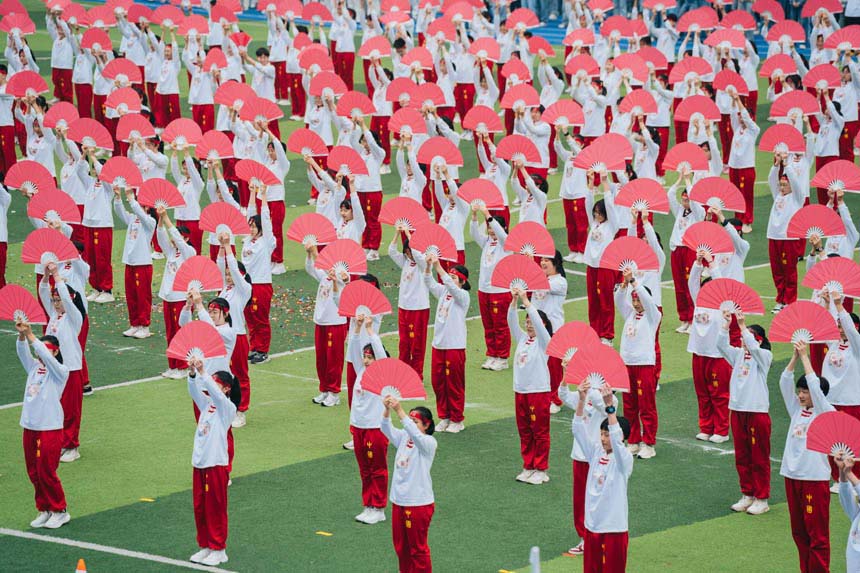 《扇動東方韻·舞動少年魂》。育才中學供圖