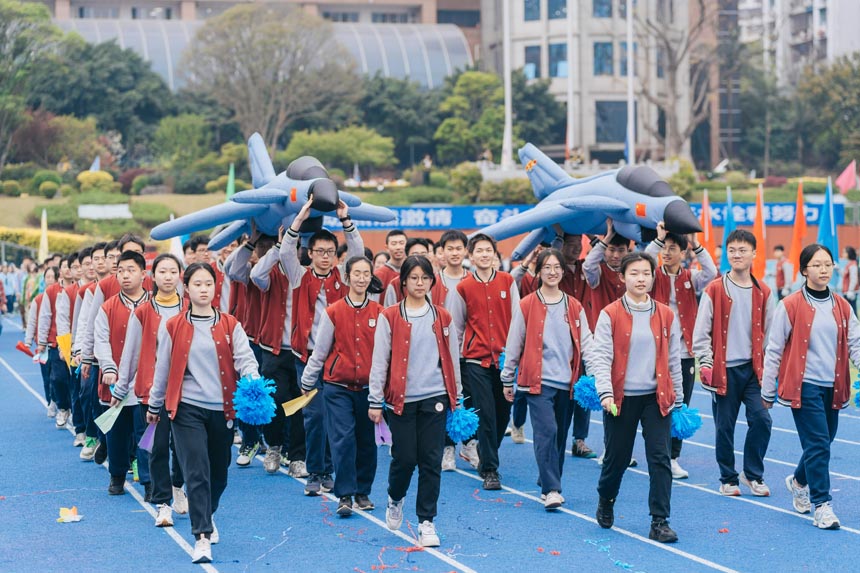 托舉航天夢。育才中學供圖