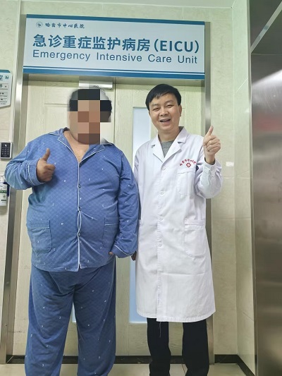 阿力木成功脫機拔管后走出EICU。重醫附二院供圖