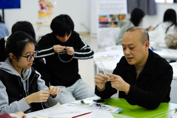 逯德軍現場教學“彩扎龍珠”。重慶理工大學供圖