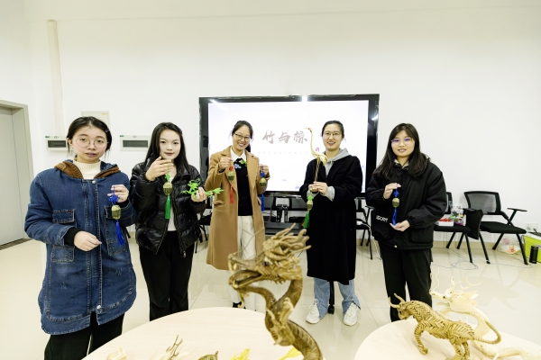 棕編活動現場。重慶理工大學供圖