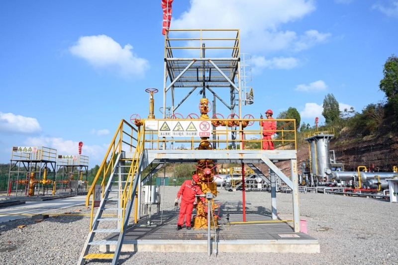 涪陵頁巖氣田采氣員工精細呵護氣井。涪陵頁巖氣公司供圖