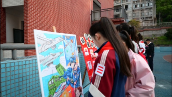 孩子們通過展板學習知識?；顒又鬓k方供圖