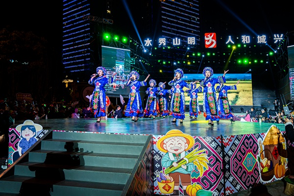 四季村晚演出。姚華勝攝