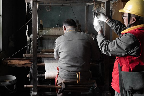 為客家博物館夏布制作室檢修照明設備。國網永川供電公司供圖