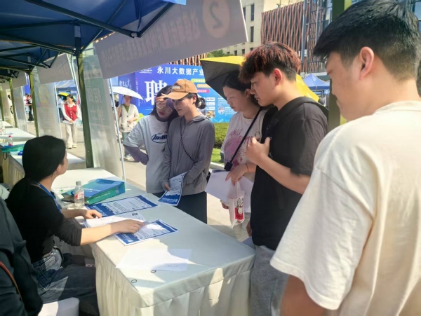 2025年數智人才春季專場招聘會現場。徐雯瑄攝