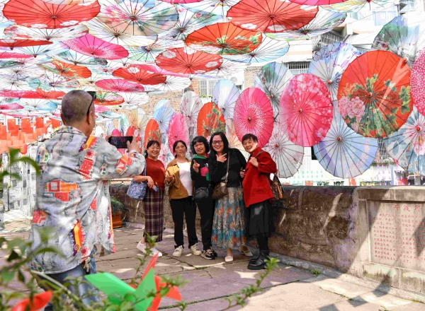 居民拍照留念。成蓉攝