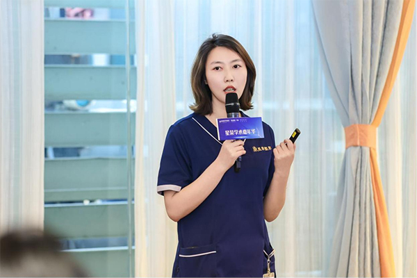 黃玲在會上分享。主辦方供圖