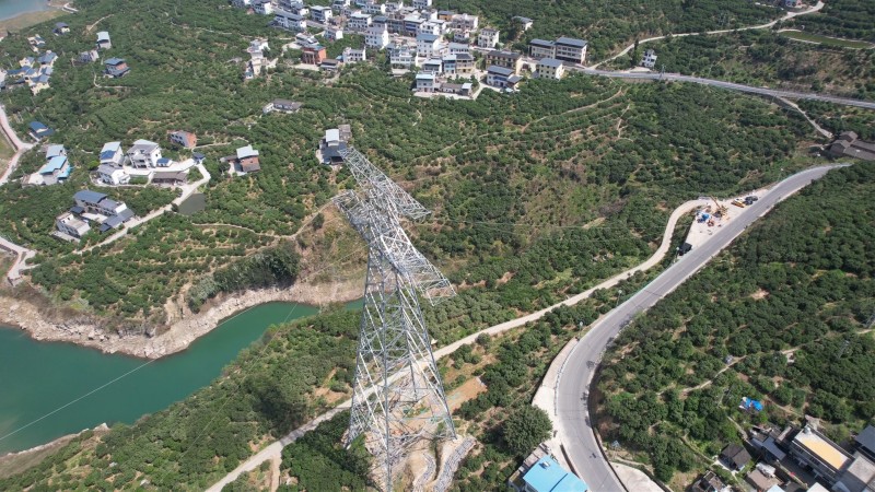 寧夏至湖南±800千伏特高壓直流輸電工程（重慶段）跨江放線作業。楊崳杰攝