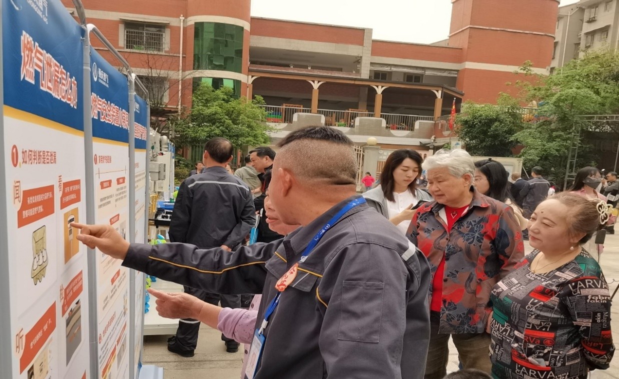 燃氣服務進社區。張艷攝