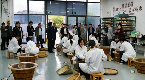 與會嘉賓參觀鄉創工匠CEO制茶非遺技藝展示現場。重慶對外經貿學院供圖