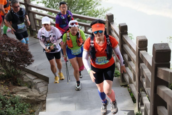 參賽選手攀登峽江觀景平臺賽道。江北區委宣傳部供圖