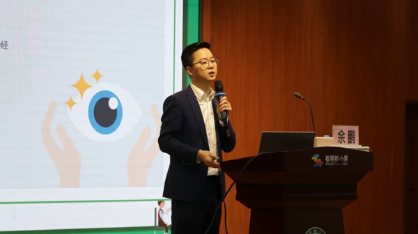 余鵬進行科普講座。重慶渝州眼科醫院供圖