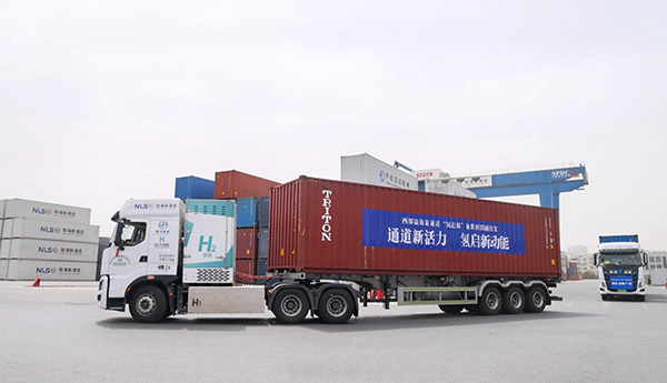 活動現場，10輛氫能重卡從陸海新通道重慶無水港出發。曾英豪攝