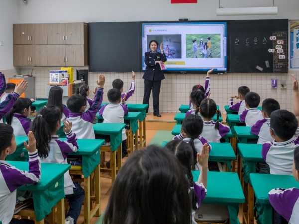 進校園開展“國家安全一堂課”。重慶市公安局機場分局供圖