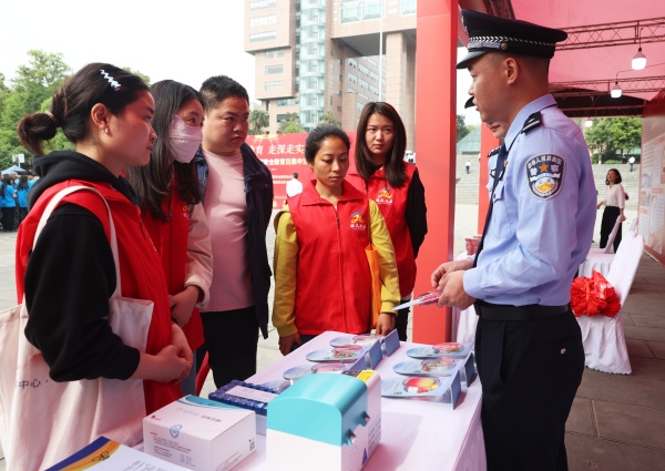 現場工作人員為市民普及國家安全知識。長壽區委宣傳部供圖