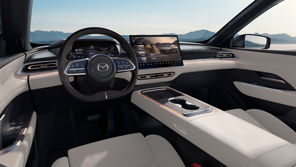 MAZDA EZ-6鷺羽白淺色內飾中控臺。受訪者供圖