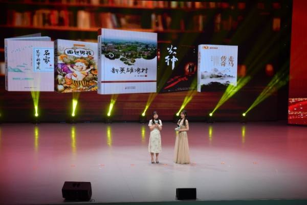 但憶玲分享《新英雄灣村》創作背后的故事。曹鳴鷗攝