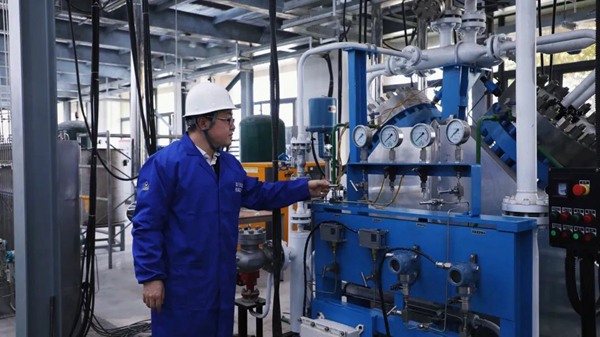 實驗室負責人劉海東介紹大型氦-空綜合實驗平臺，兩江協同創新區供圖