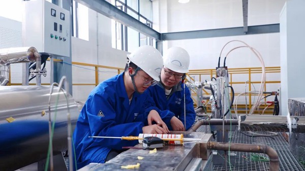 實驗室師生調試超臨界二氧化碳綜合實驗平臺，兩江協同創新區供圖