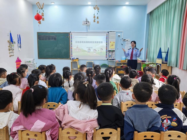 在石柱縣育之星幼兒園活動教室里，稅務人員播放稅收普法話劇《喜洋洋與灰太狼之稅收大作戰》，通過寓教于樂的形式為小朋友們闡釋稅收的含義。許園攝