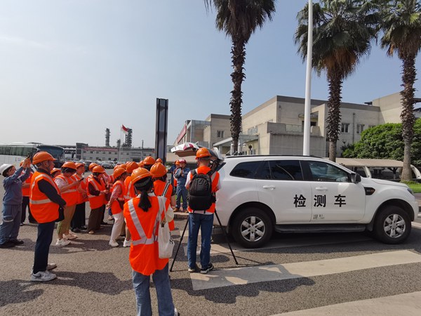 市民和媒體了解大氣走航監測車。張艷攝