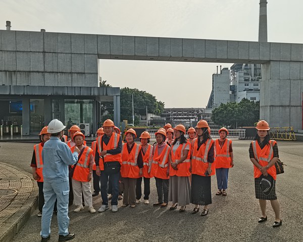 市民和媒體參觀新廠區。張艷攝