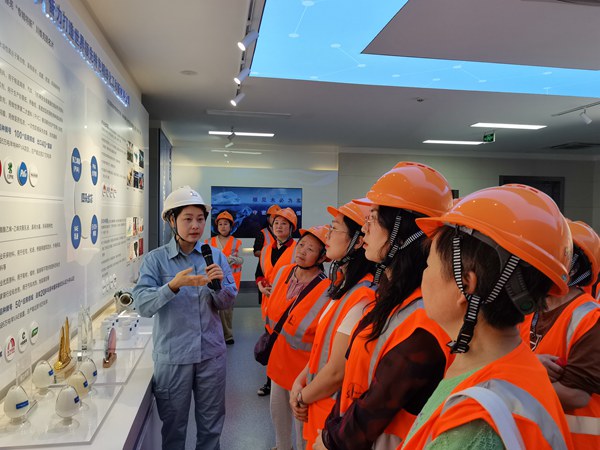 川維化工工作人員介紹公司產品。張艷攝