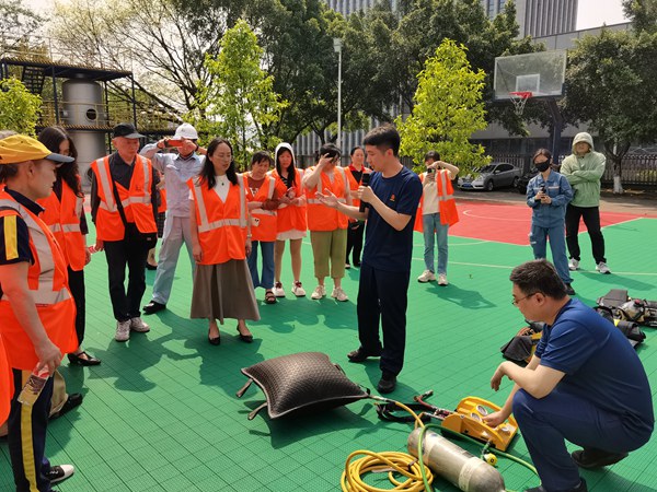 當天，參觀者還走進川維化工公司消防中心，了解隊伍在應急救援工作上的舉措和經驗。張艷攝