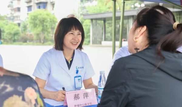 郝萍為居民答疑解惑。重慶西區醫院供圖