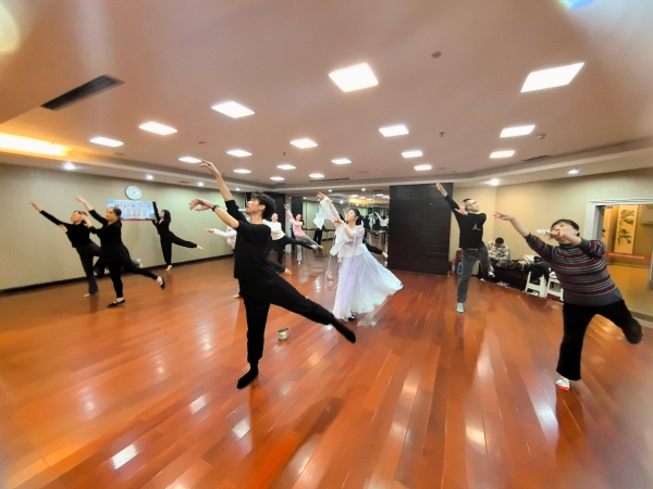 觀音橋青年夜校開設的現代舞課。江北區委宣傳部供圖