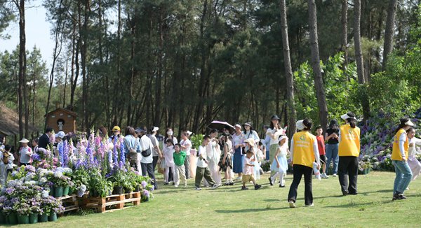 孩子們進行交流。主辦方供圖