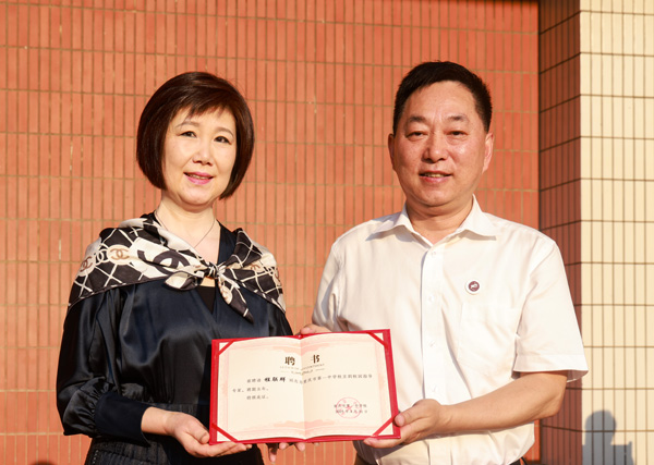 重慶一中黨委書記唐宏宇為程聯群頒發聘書。曾英豪攝