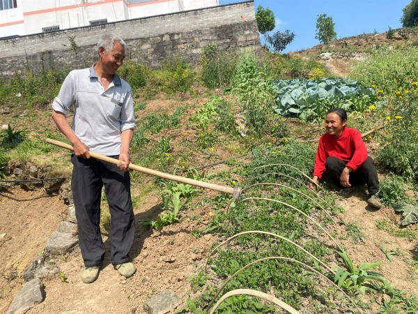 潘仁福和羅漢美在做農活。黃河攝