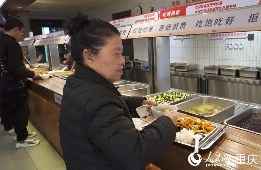 彭其碧在社區食堂打飯。人民網記者 劉祎攝