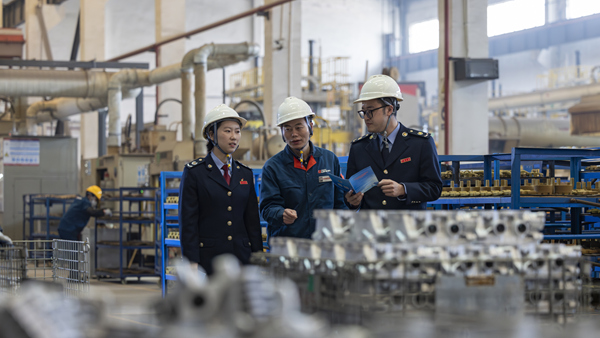 圖為高新區稅務人員走訪重慶隆鑫壓鑄有限公司，宣傳相關稅費政策，輔導防范涉稅風險，幫助企業良好經營。郭睿攝