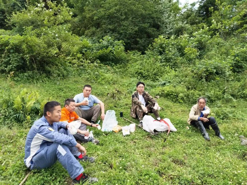 工作專班勘探礦石休息時用餐。受訪者供圖