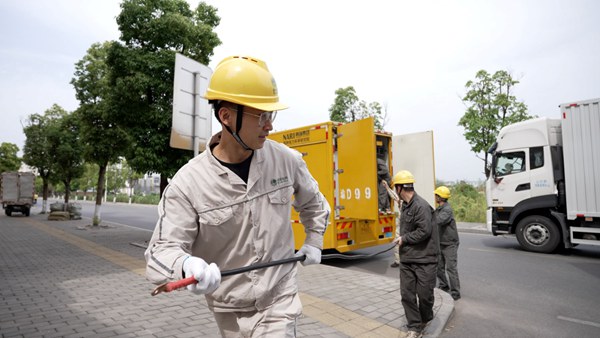 電力員工將“移動電寶寶”接入鹵鵝企業。國網重慶永川供電公司供圖