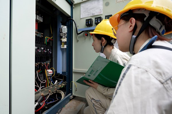 為企業檢查設備，了解企業用電需求。國網重慶永川供電公司供圖