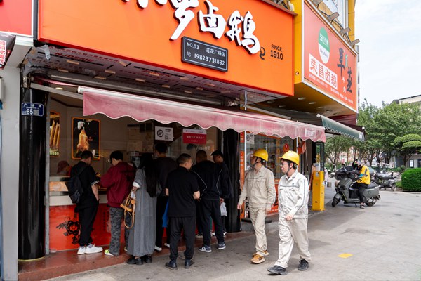 電力人員對物流鏈、零售業開展安全巡檢。國網重慶永川供電公司供圖